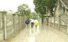 Hiến đất mở rộng đường giao thông xây dựng nông thôn mới nâng cao ở xã Dân Lực. 
