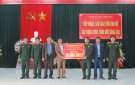 Ban chỉ huy Quân sự huyện Triệu Sơn trao tiền hỗ trợ của lực lượng vũ trang huyện 