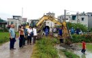 Đồng chí Lê Kim Chất, Phó Bí thư Thường trực Huyện ủy, Chủ tịch HĐND huyện kiểm tra tiến độ giải phóng mặt bằng, tuyến đường mẫu tại xã An Nông.