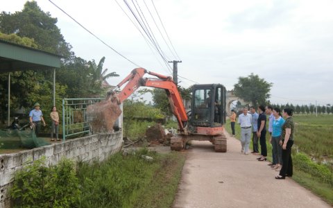 Xã Hợp Tiến triển khai thực hiện Nghị quyết 12 của BCH Đảng bộ huyện về vận động nhân dân hiến đất mở rộng đường giao thông nông thôn.