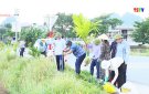 Xã Đồng Thắng ra quân trồng cây xanh tuyến đường mẫu