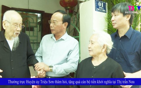 Thường trực Huyện ủy Triệu Sơn thăm hỏi, tặng quà cán bộ tiền khởi nghĩa tại Thị Trấn Nưa
